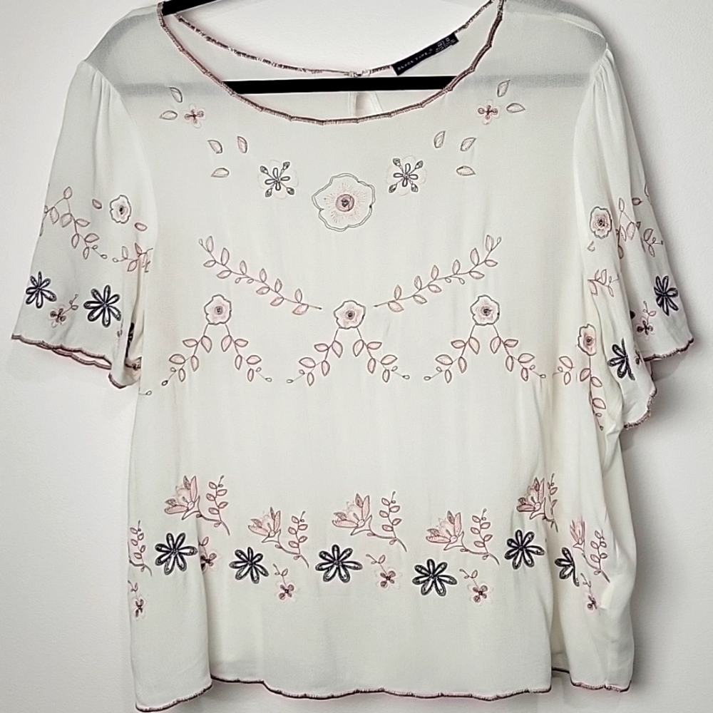 FLORAL EMBROIDERED SHORT SLEEVE SCOOPNECK BOHO LAGAN BLACK TAPE  TOP SIZE MEDIUM